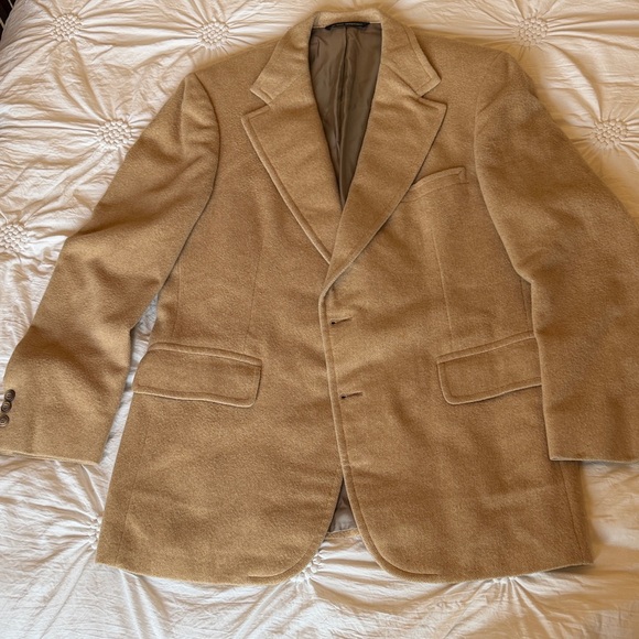 100% CASHMERE Doncaster brand Beige/camel colored men’sBlazer/sports coat.